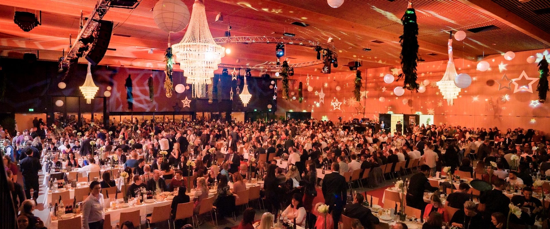 ZKW Weihnachtsfeier Catering Tische Ambiente Lichter Sterne Essen Stühle Menschen Gala Galadinner