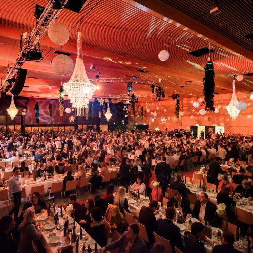 ZKW Weihnachtsfeier Catering Tische Ambiente Lichter Sterne Essen Stühle Menschen Gala Galadinner
